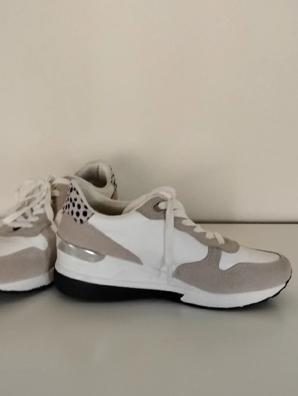 Jessica Carlyle Size 8 White & Light Gray Star Accent Lace-Up Sneakers